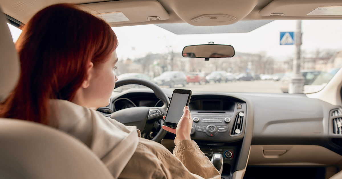 Les risques du téléphone au volant : conseils pour sensibiliser son ado