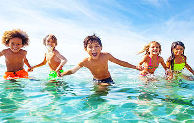 Protéger ses enfants des dangers de l'été : soleil, noyades accidentelles...