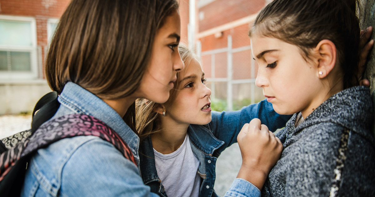 Comment réagir quand son enfant est victime de racket dans le milieu scolaire ?