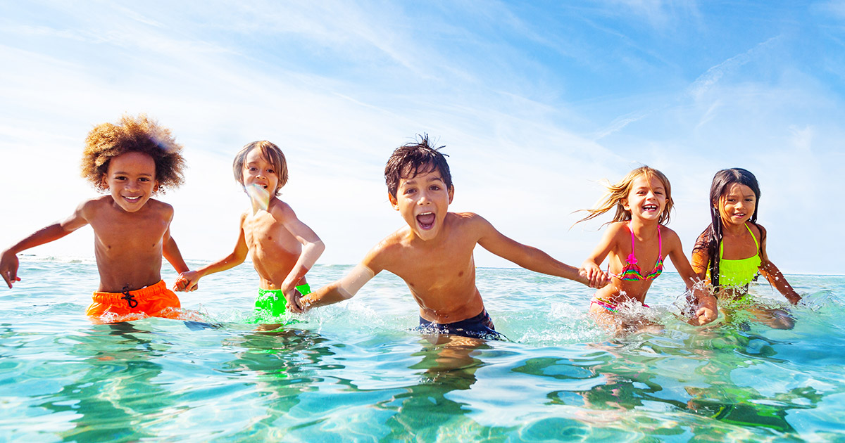 Protéger ses enfants des dangers de l'été : soleil, noyades accidentelles...