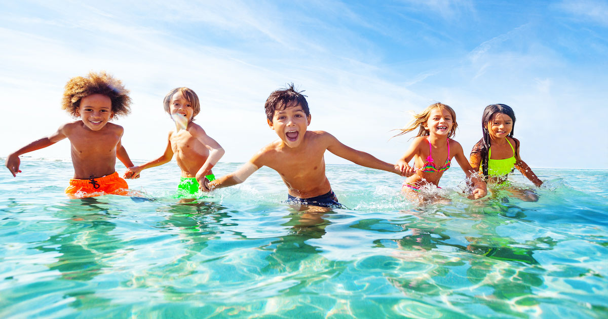 Protéger ses enfants des dangers de l'été : soleil, noyades accidentelles...