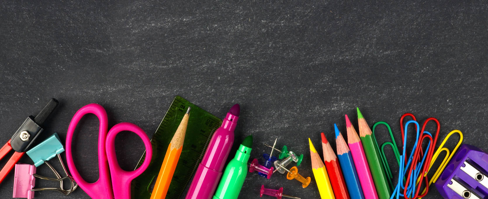 Image de fond représentant des fournitures scolaires