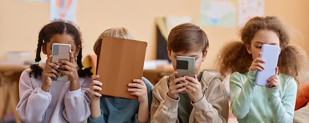 Enfants devant écrans