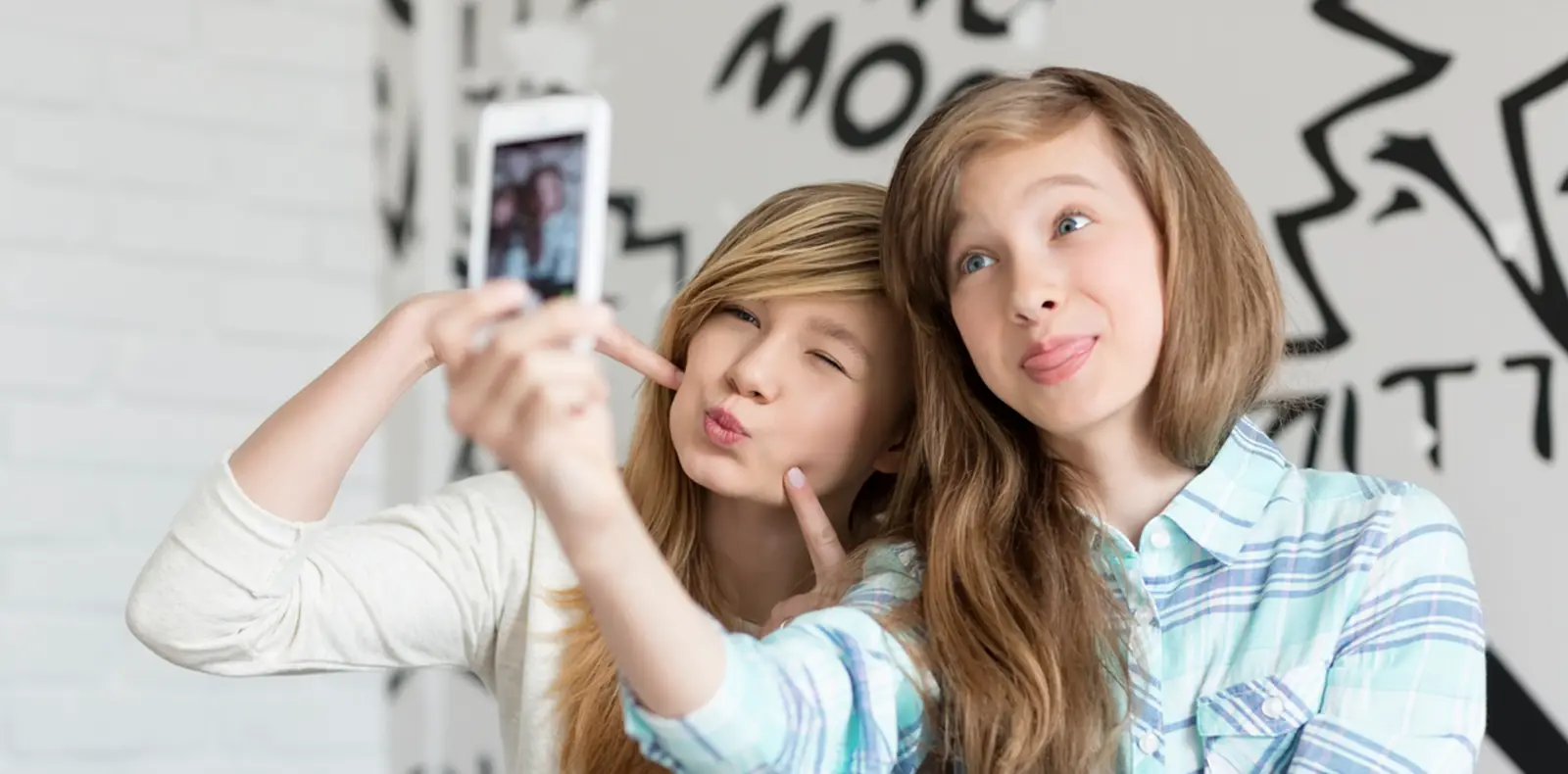 Ados se prenant en photo