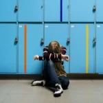Jeune fille victime de harcèlement scolaire