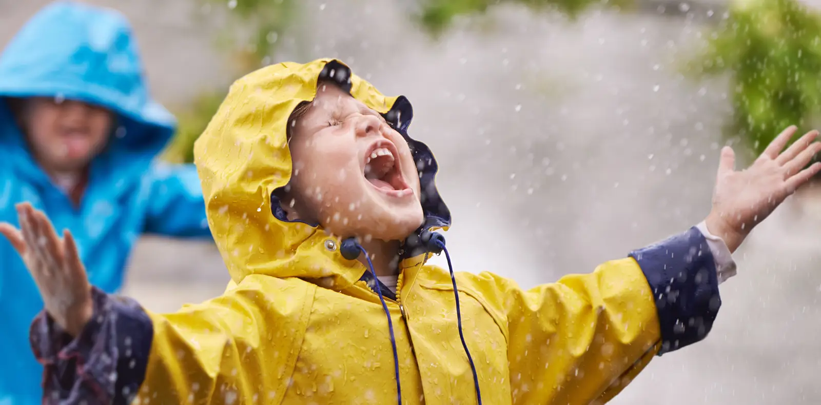 Enfant sous la pluie