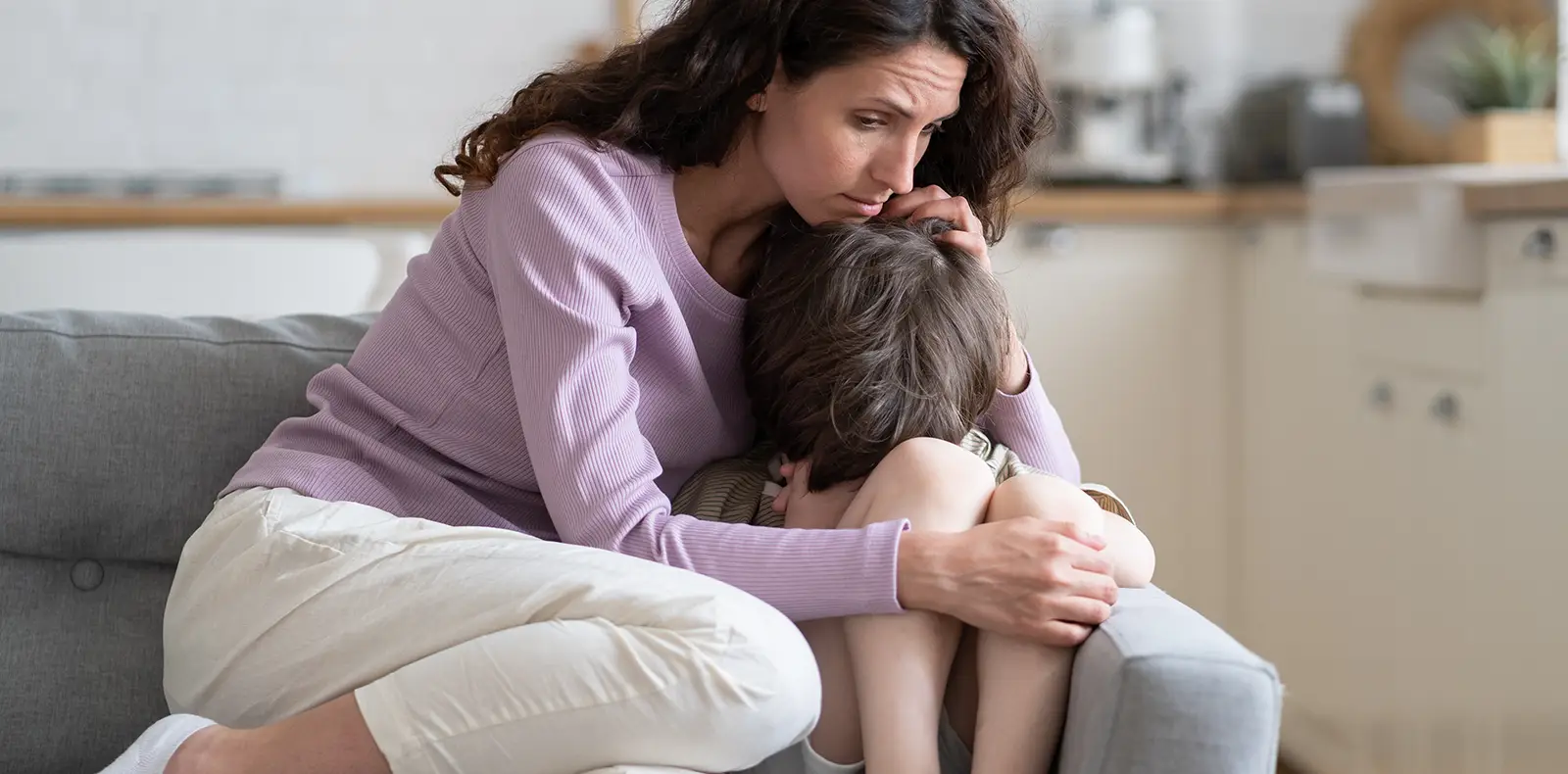 Maman qui réconforte son enfant