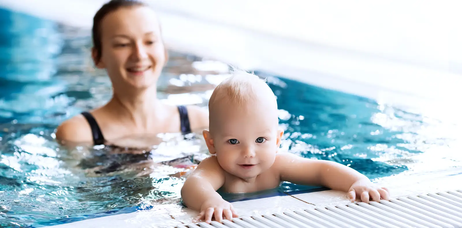 nouveau-né aux bébés nageurs dans l'eau avec sa mère