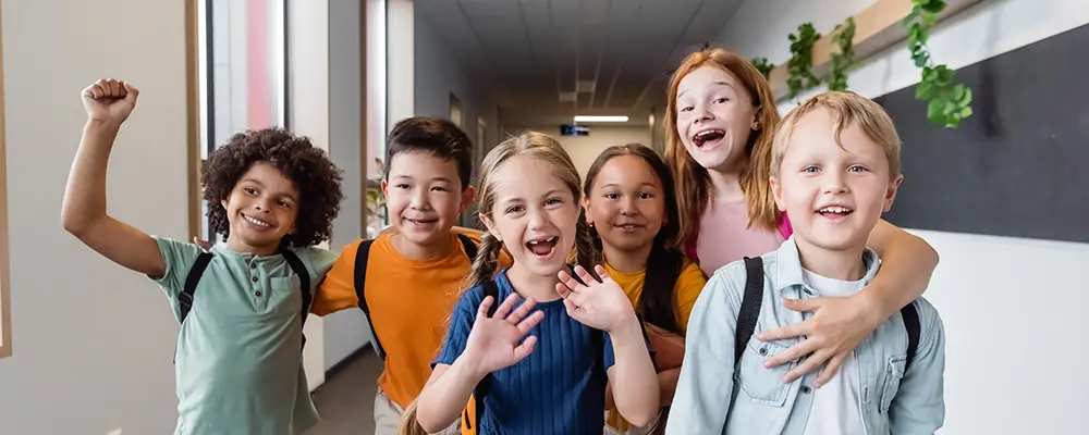 Enfants drôles à l'école