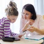 Orthophoniste qui aide enfant DYS