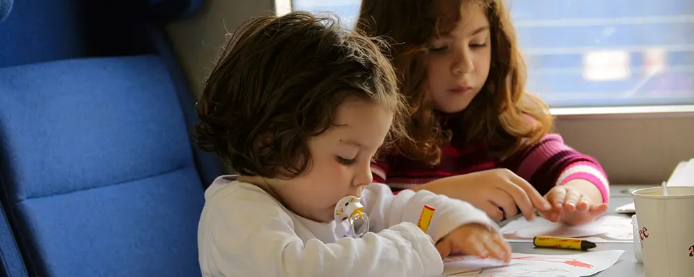 voyager en train avec son enfant