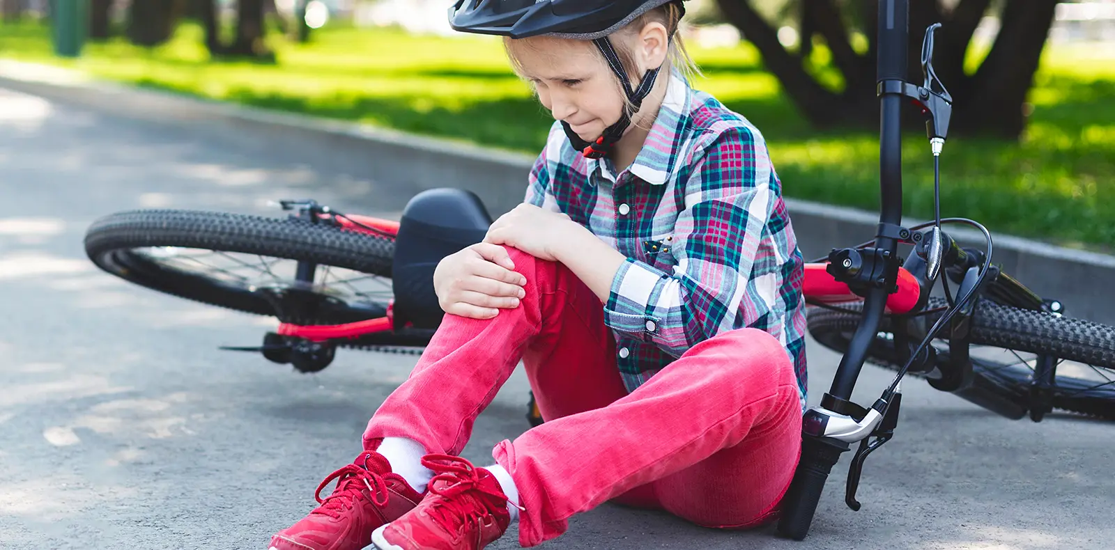 Petite fille se blesse à vélo