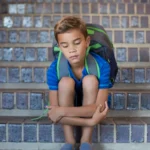 enfant isolé victime de phobie scolaire