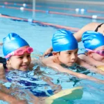 Des enfants qui sont à la piscine, une activité extrascolaire pour enfants