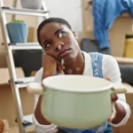 Jeune femme ayant un dégât des eaux