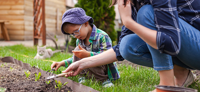 jardinage et bricolage avec bébé