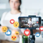 Jeune femme se prenant en vidéo pour les réseaux sociaux