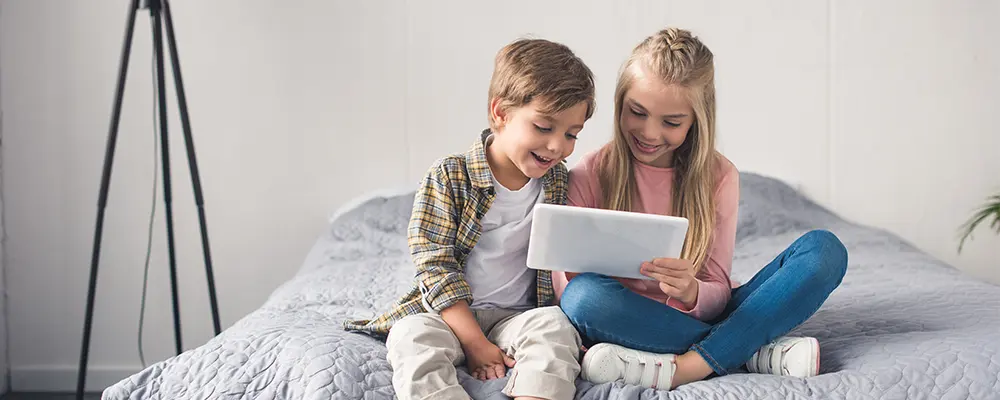 Enfants regardant tablette