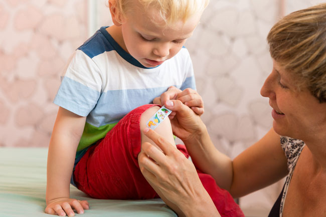 Enfant blessé se fait mettre un pansement