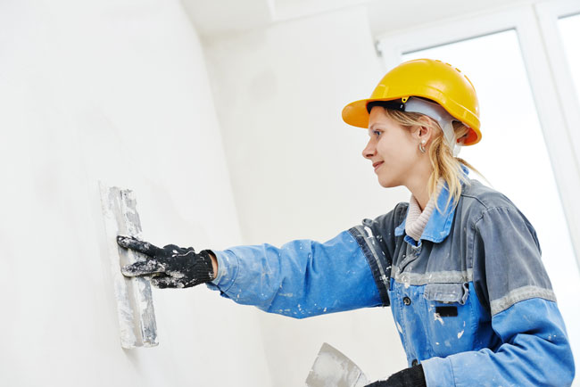Femme qui peint sa maison avec des équipement pour des particuliers