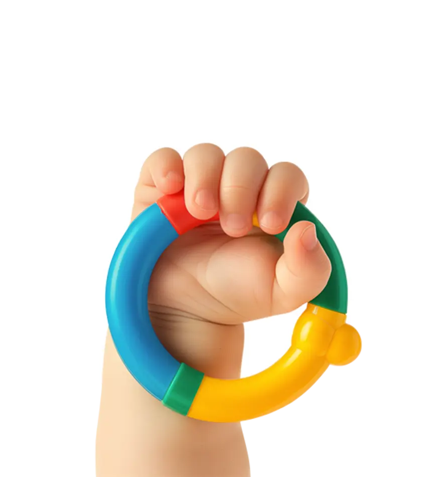 Main de bébé tenant un jouet