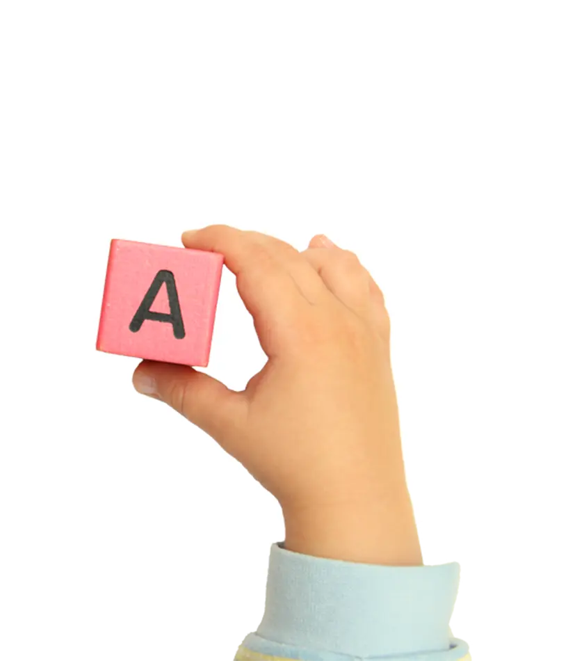 Main d'enfant qui tient un cube