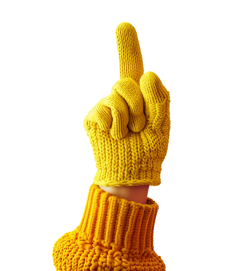 Main d'enfant dans un gant jaune