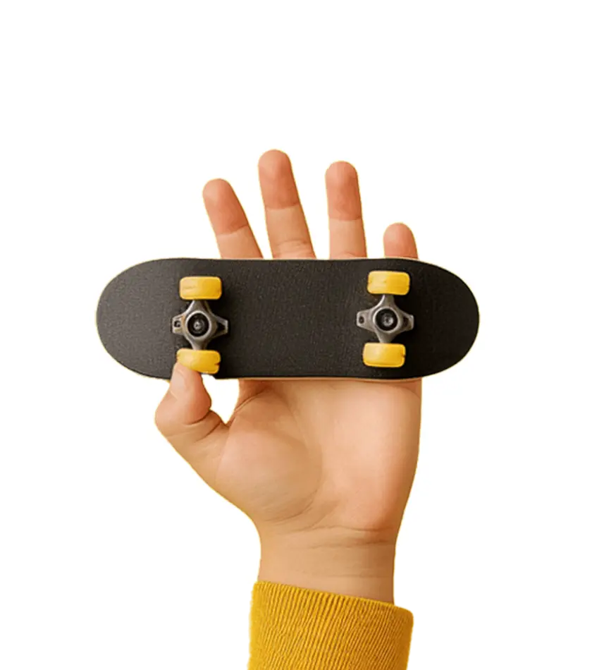 Main tenant un mini skateboard