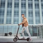 Homme en trottinette