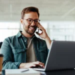 Homme déclarant un sinistre