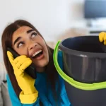 Femme locataire qui a un dégât des eaux