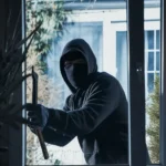 Cambrioleur qui tente d'entrer dans maison