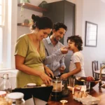 Famille heureuse dans cuisine