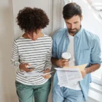 Couple papiers résiliation bail