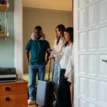 Trois jeunes dans appartement